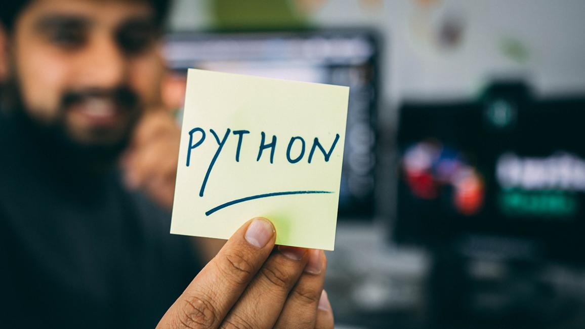 Hvilke virkelige eksempler finnes det på hvordan Python i kommandolinje kan brukes i næringslivet?